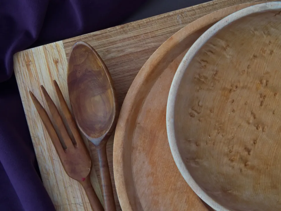 Houten borden en een houten lepel en vork